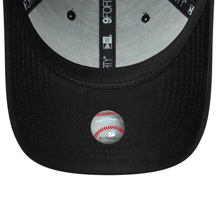 Pictured is this MLB New York Yankees 9FORTY M-Crown cap in black. 5