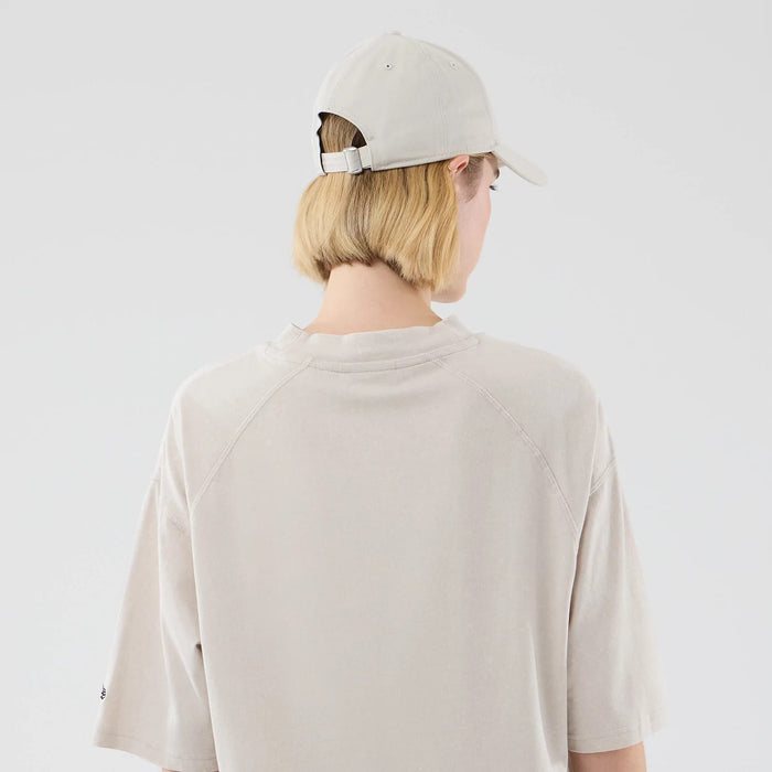 The model is wearing this MLB Graphic Seattle Mariners Boxy T-Shirt in cream. 8