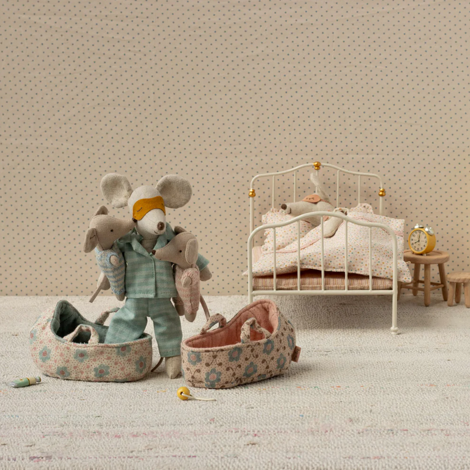 Baby mouse in carry cot - Rose