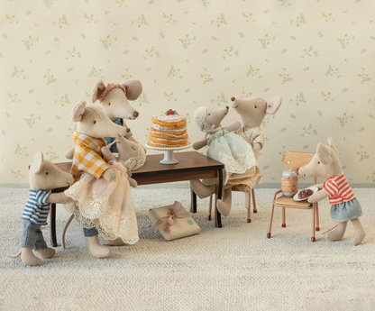 Baby mouse in gown - Powder