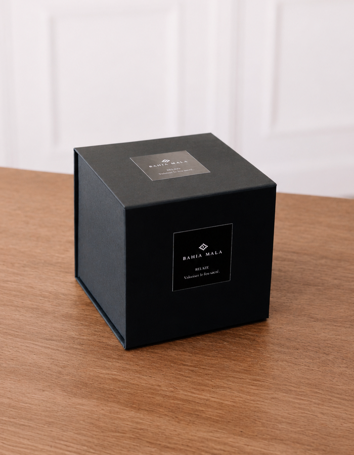 Boîte noire qui est notre packaging pour les bougies Bahia Mala