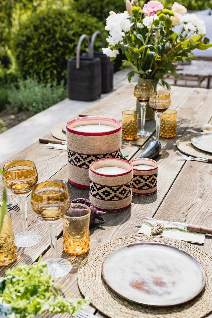 Bougie Salta sur une table extérieure