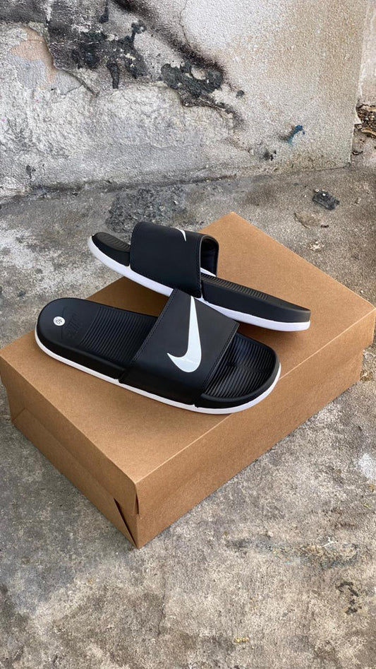 CHANCLA NIKE CLASICA NEGRO BLANCO