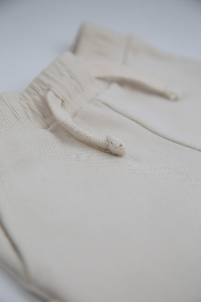Close-up of french terry fabric and elastic waistband – oat kids shorts