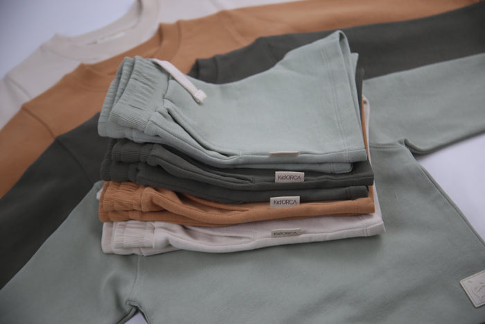 Close-up of french terry fabric and elastic waistband – oat kids shorts