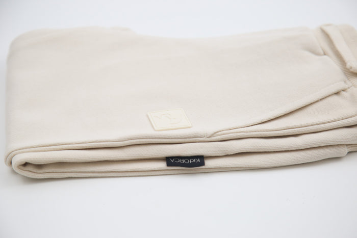 Close-up of french terry fabric and tapered fit – oat kids sweatpants