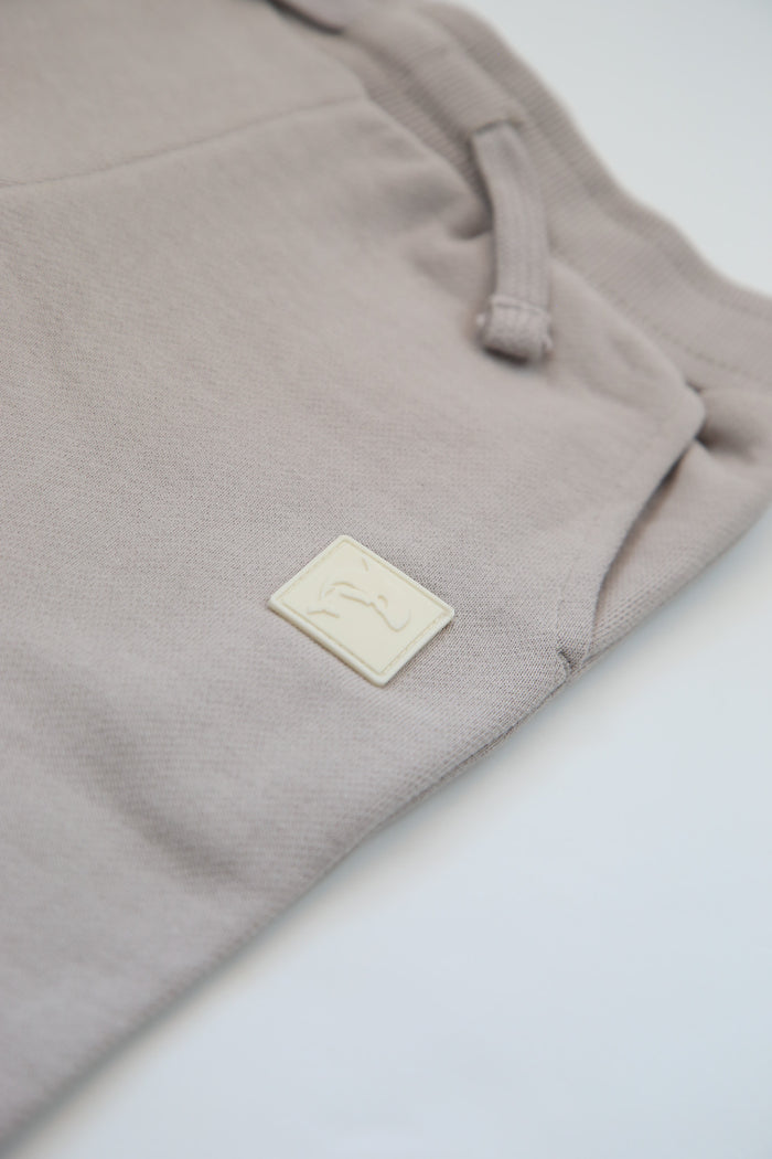 Rib cuff and side pocket detail on pebble grey sweatpants – french terry kids