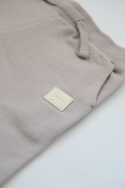 Rib cuff and side pocket detail on pebble grey sweatpants – french terry kids