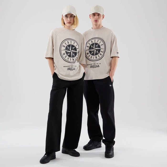 The model is wearing this MLB Graphic Seattle Mariners Boxy T-Shirt in cream. 1