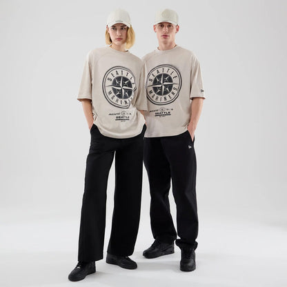 The model is wearing this MLB Graphic Seattle Mariners Boxy T-Shirt in cream. 1