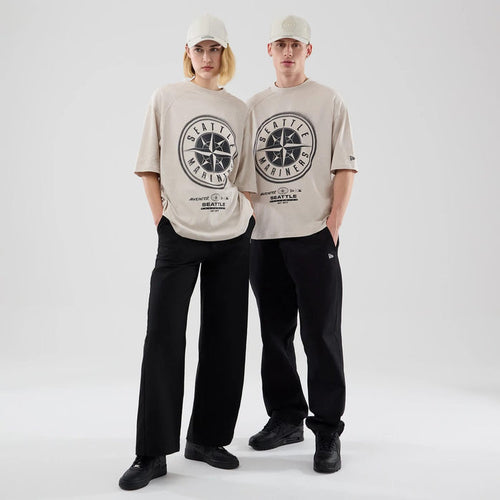 The model is wearing this MLB Graphic Seattle Mariners Boxy T-Shirt in cream. 1