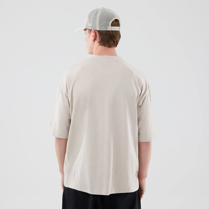 The model is wearing this MLB Graphic Seattle Mariners Boxy T-Shirt in cream. 2