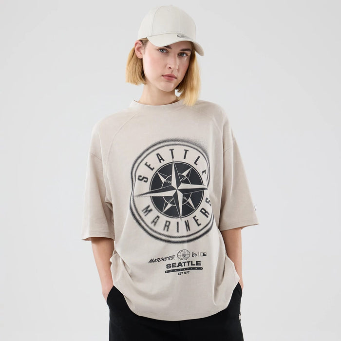 The model is wearing this MLB Graphic Seattle Mariners Boxy T-Shirt in cream. 4