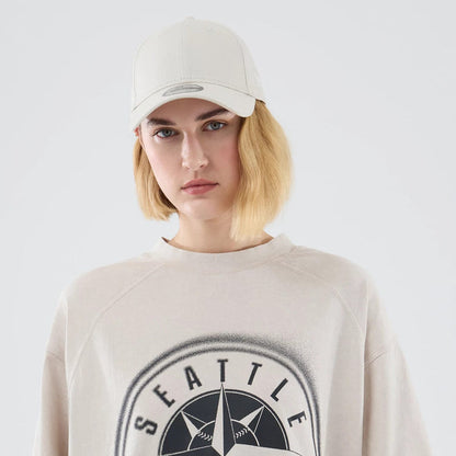 The model is wearing this MLB Graphic Seattle Mariners Boxy T-Shirt in cream. 6